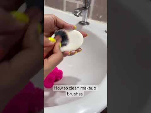 How to clean makeup brushes to avoid breakouts and maintain healthy skin #makeupbrushcleaner