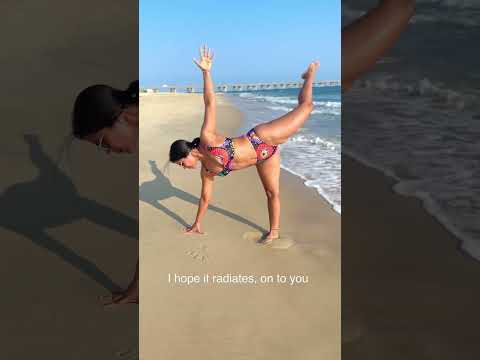 Beach yoga 😍