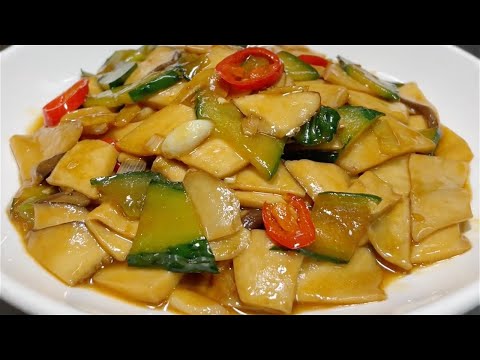 The chef teaches you how to make stir-fried king abalone mushrooms with cucumbers at home. The