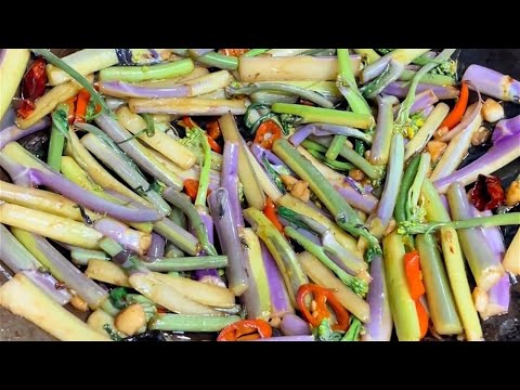 The chef teaches you how to make stir-fried red cabbage moss at home. The steps are detailed and cri