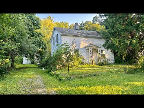 The Creepiest ABANDONED House in the Middle Of Nowhere | PARANORMAL ACTIVITY CAUGHT ON CAMERA