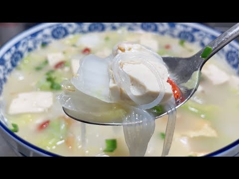 The chef teaches you how to make Chinese cabbage stewed with tofu at home. The steps ar