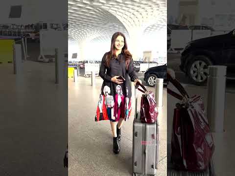 Bhagyashree Wish Happy Makar Sankranti To Media, Spotted At Airport #shorts