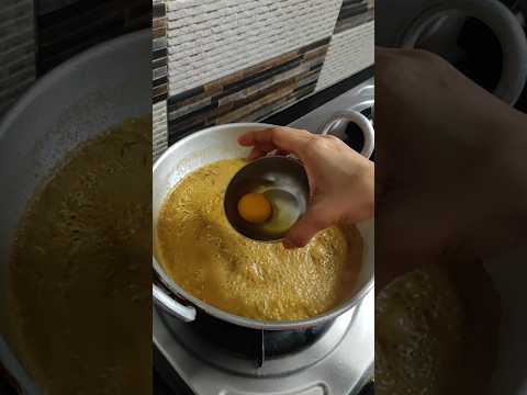 உடைத்து ஊற்றிய முட்டை குழம்பு😋#udachaeggcurry#eggkulambu#kulambuvarieties #shortsvideo