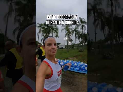 Como beber água durante a prova de corrida!