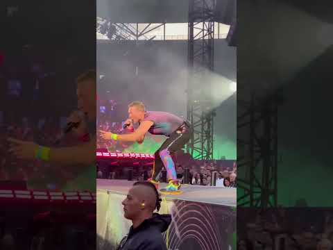 Drunk Chris Martin - Coldplay live in Berlin - Hymn for the weekend #coldplay #shorts