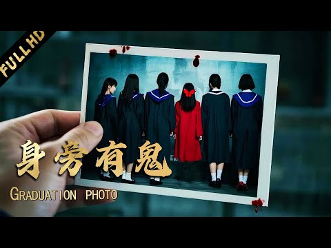 Graduation photo of 8 people, but a legless woman in red appears—so creepy!