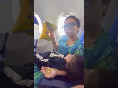 Flight mai vi itna sara khane leke gayi itni bhukkad hu mai🤭😂 #shorts #minivlog #dailyvlog