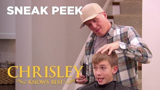 Chrisley Knows Best | Sneak Peek: Todd Meet's Savannah's Stylist Chadd | Season 7 Episode 5