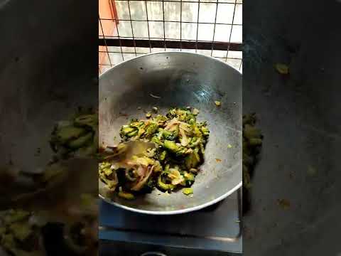 बिना कड़वाहट के क्रिस्पी करेला | karele ki sabzi #shorts #karela fry #karela fry recipe