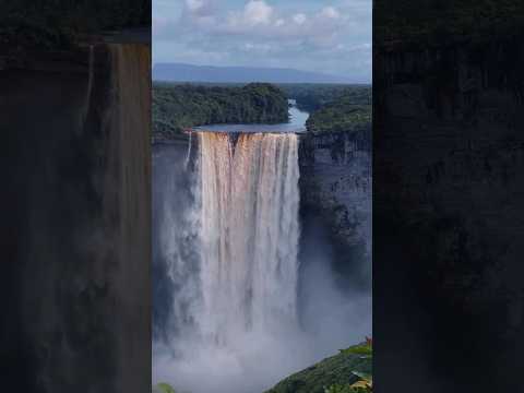 ガイアナにある高さ226m世界一ダイナミックな滝「カイエトゥール滝」🇬🇾 #海外旅行