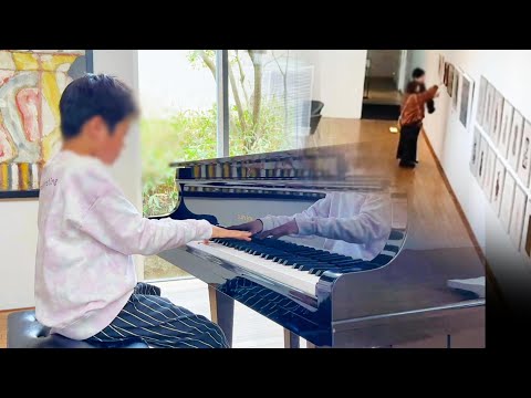 Liszt - Liebestraume No. 3: An 11-Year-Old's Heartfelt Performance for Museum Visitors