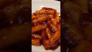 trying trader joe's tteokbokki (spicy korean rice cakes)