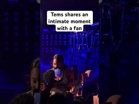 Tems shares an intimate moment singing with a fan ❤️