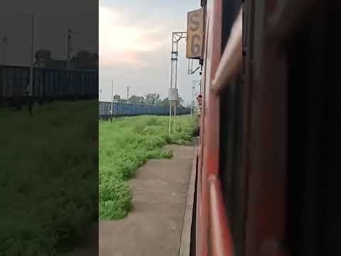 18238 CHATTISGARH EXPRESS OVERTAKING A FREIGHT TRAIN AT SALAMATPUR #railway #railfan #bhopal #wap