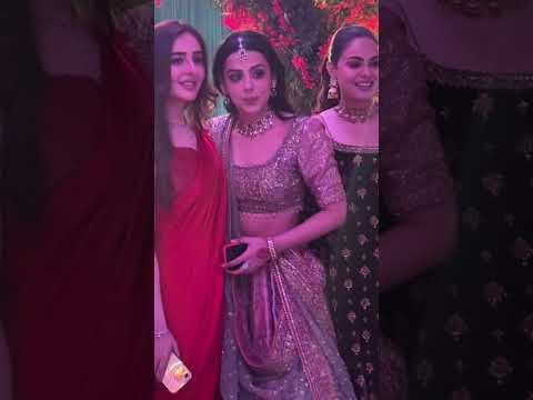 Hania Aamir setting dance floor on fire at Mehndi function of Yashma Gill's sister Arooba 💃 #fashion