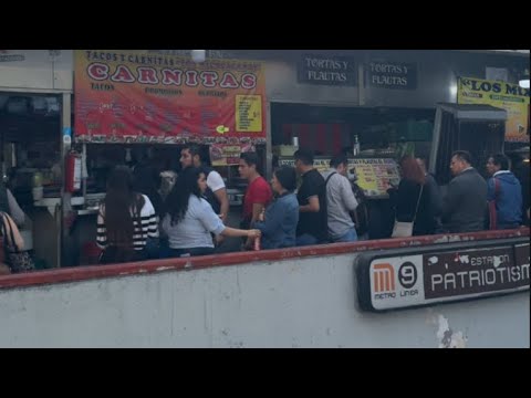 Así es la comida fuera de un metro en la CDMX