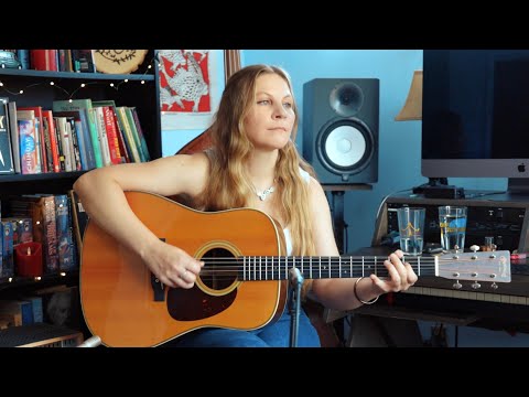 One woman bluegrass band - Toni Lindgren (Cuckoo's Nest)