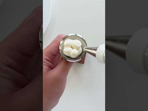 How to Pipe Buttercream Cotton Bolls