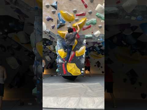 Warm up problem on big holds #bouldering