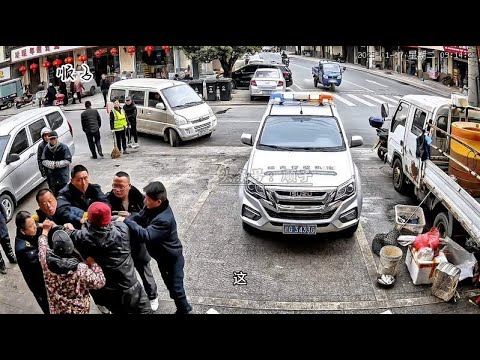 店家东西摆门口，和“城管发生口角”，结果店家被带去“喝茶”