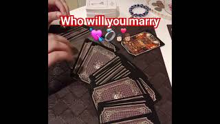 Who will you marry 👩🏻‍❤️‍💋‍👨🏽💍💘 #tarot #lovereading #whowillyoumarry #futurespouse #tarotreading