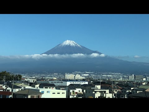 車窓新幹線から望む雪化粧した絶景の富士山。A spectacular snow-covered view of Mt Fuji from the Shinkansen