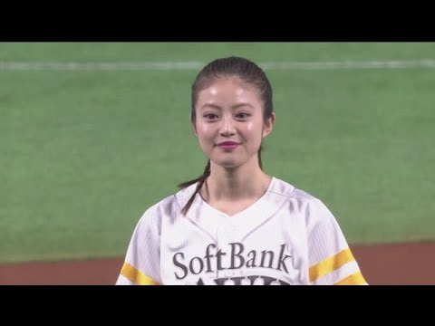 今田美桜、始球式でホームランを打たれてしまう。