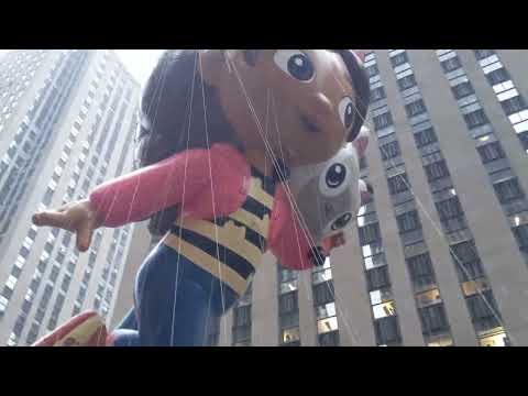 2024 Macy’s Thanksgiving Day Parade in New York第98届梅西百货感恩节大游行在纽约/民众不惧下雨/热情高涨/欢庆感恩-感谢神的恩典和眷顾/数百万人现场观看