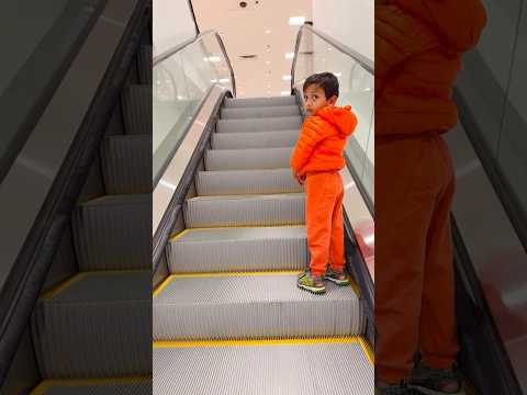 🤓😍Cherubic explorer on the #escalator🤗🤩