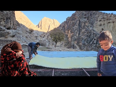 The hardships of the Chavill nomadic life: covering the roof of the house with the least facilities