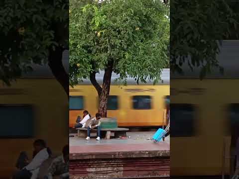 Tejas Rajdhani Express skip from Etawah junction #etawahjunction #indianrailways #train #railway