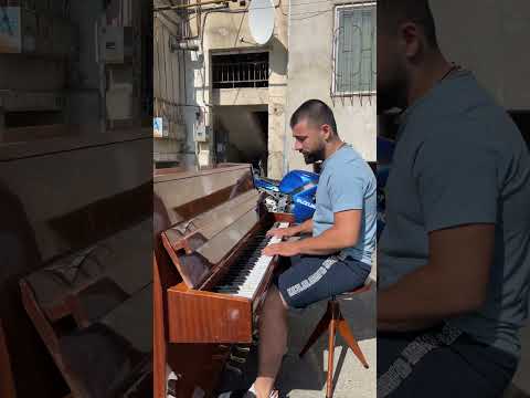 A street musician 😂🎶 #shorts #musican #Coldplay #coldplayconcert #coldplayfans