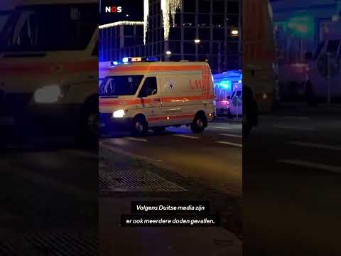 Auto rijdt in op Duitse kerstmarkt