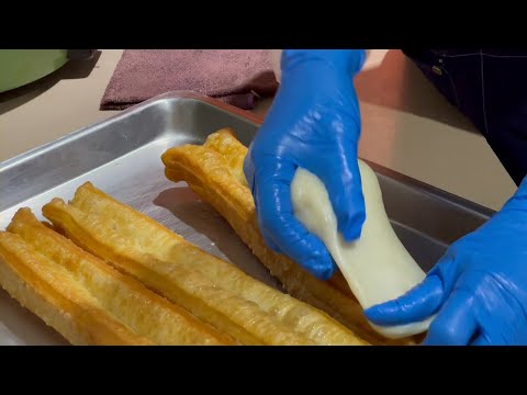 Mochi wrapped in deep-fried dough sticks  /油條包麻糬 ,橫油條-網紅創意美食-Taiwan Street Food