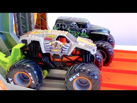 MONSTER JAM | GRAVE DIGGER | MEGA JUMP MIXUP | MAX-D | SPIN MASTER MONSTER TRUCKS | MONSTER MUTT