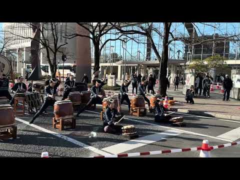 ニューイヤー駅伝2025　1区の選手を待つ群馬・高崎市役所前（2025年1月1日撮影）