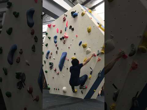 V5-V6 awkward dyno start #bouldering