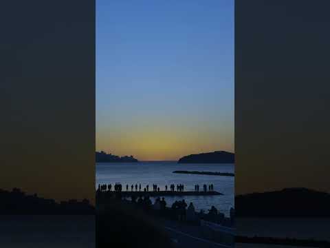 2025年 初日 愛知県吉良の海岸から見る日本の美しい日の出 / 2025 First Sunrise: Japan's Beautiful Sunrise from Kira Town.