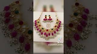 "Kundan Stone Anteek Mix Necklace: Ek Toote Aur Stylish Accessory"