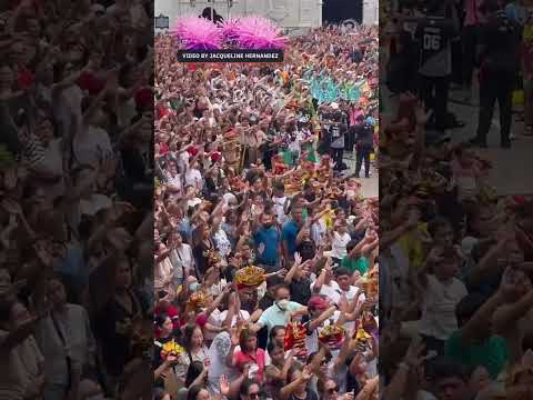 Cebu devotees sing 'Batobalani sa Gugma' during Sinulog festival opening