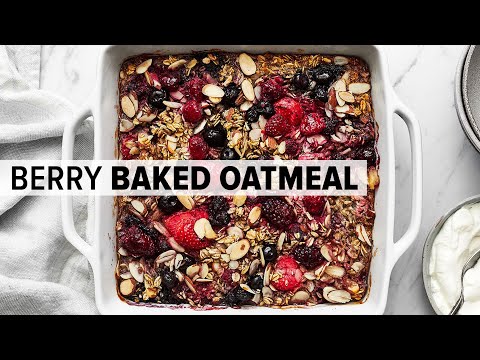 EASY BAKED OATMEAL | with mixed berries for a healthy breakfast!