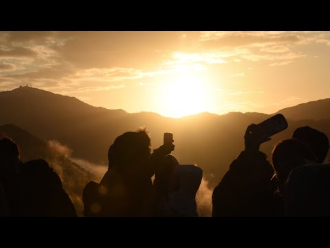 雲海と初日の出「二重」の絶景に歓声　朝来・竹田城跡で特別観覧