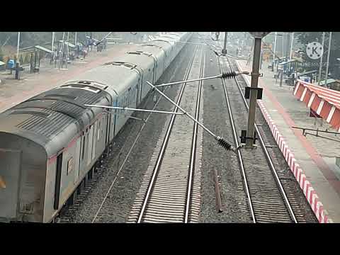 आंधी की रफ्तार से निकलती ट्रेने सांची रेलवे स्टेशन से . A BEAUTIFUL DAY AT SANCHI RAILWAY STATION