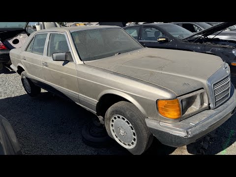 1991 Mercedes-Benz W126 300SE at Junkyard