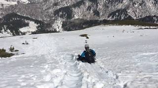 残雪の至仏山より山ノ鼻に向かってヒップソリ