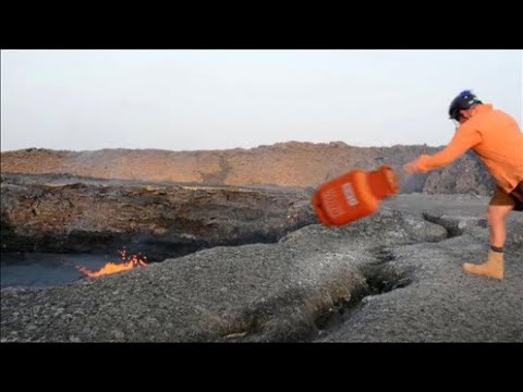 外国牛人作死挑战，将煤气罐丢在火山里，小伙伴拍下全程！