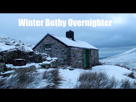 Overnighter in Dulyn Bothy Mountain Refuge Shelter.  North Wales in Winter. Hiking in the Snow.