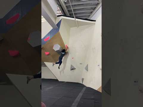 No hands dyno at competition boulder