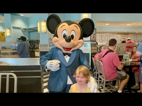 Mickey Mouse at Minnie's Silver Screen Dine!